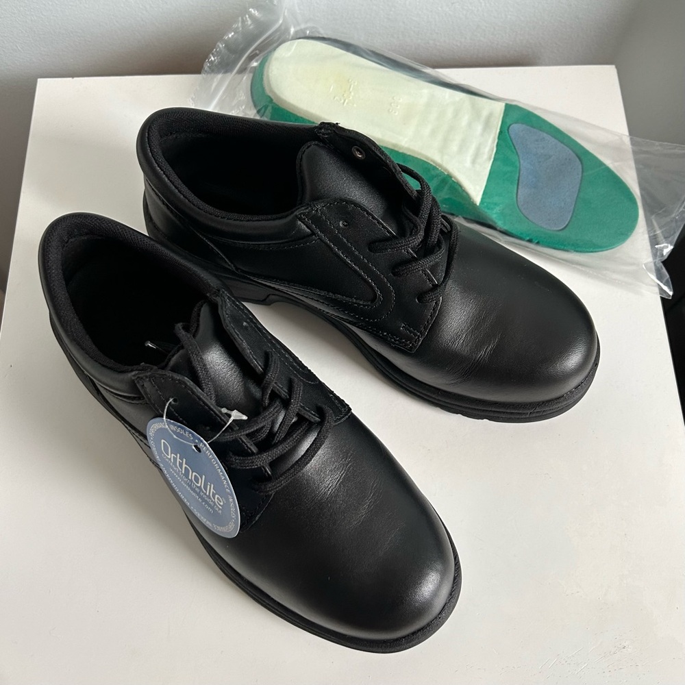 STC unisex work shoes ( 6 men’s or 8 women’s) - new in box